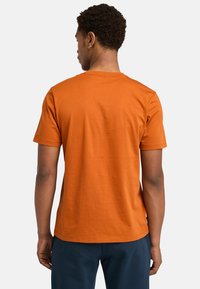 Orange bomulds T-shirt med rund hals, korte ærmer, blød tekstur og lige søm, set fra ryggen.