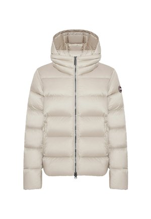 Beige gewatteerde jas met een capuchon, gestikte ontwerp, ritssluiting aan de voorkant en een logo-opdruk op de linker mouw. Glad, lichtgewicht stof.