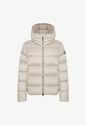 Doudoune beige avec capuche, design matelassé, fermeture éclair frontale et patch logo sur la manche gauche. Tissu lisse et léger.