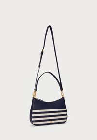Ναυτικό τσαντάκι με οριζόντιες λευκές ρίγες, υφασμάτινη επιφάνεια, χρυσά αξεσουάρ και ρυθμιζόμενο λουρί. Καμπυλωτό σχήμα και λεπτομέρεια με φερμουάρ.