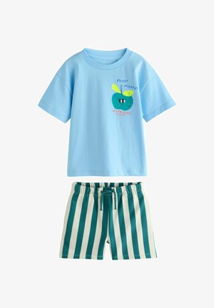 Hele sinise lühikeste varrukatega särk multikast õuna ja kirjaga, ühendatud valgete ja sinakasroheliste vertikaalsete triipudega kergesti paelaga reguleeritavad lühikesed püksid lastele.