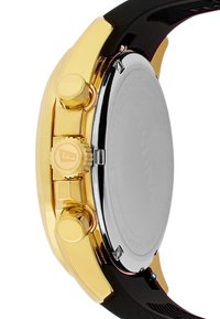 Orologio dorato con cinturino in gomma nera, dotato di tre pulsanti e una corona testurizzata su una cassa lucida. Retro in acciaio inossidabile argento.