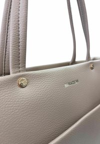 Borsa a spalla in pelle grigia con due manici superiori, caratterizzata da una superficie testurizzata, un sottile logo del marchio e dettagli metallici.