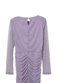 Abito lungo a maniche lunghe di lavanda con texture plissettata, dettaglio a occhiello sul retro e design arricciato lungo la vita, realizzato in tessuto leggero.