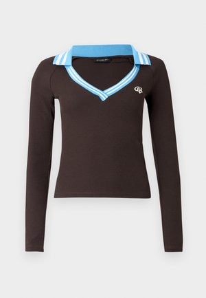 Brun langermet topp med V-hals og lyseblå stripete krage. Har en tettsittende design og en liten logo på brystet.