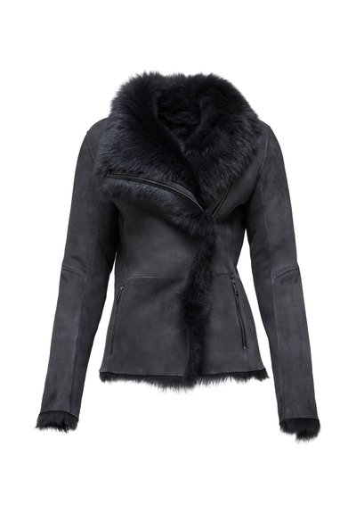 Zwarte suede jas met een faux-fur kraag, asymmetrische rits aan de voorkant, lange mouwen en zijzakken met rits. Zachte textuur en strakke ontwerp.