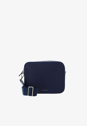 Sac bandoulière rectangulaire en cuir bleu marine avec sangle réglable et ferrures dorées, petit nom de marque embossé à l’avant.