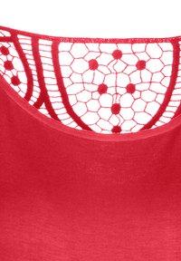 Rotes Tanktop mit einem Spitzeneinsatz im Rücken, der ein geometrisches Muster und runde Akzente zeigt. Glatter Stoff mit rundem Ausschnitt.