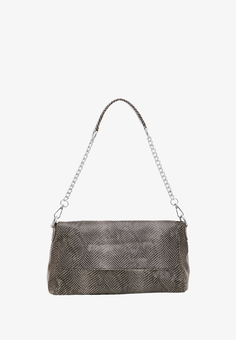 Zwarte handtas met textuur en een kettingriem, voorzien van metalen hardwareaccenten en een slanke rechthoekige vorm. Kenmerkend gaaspatroon.