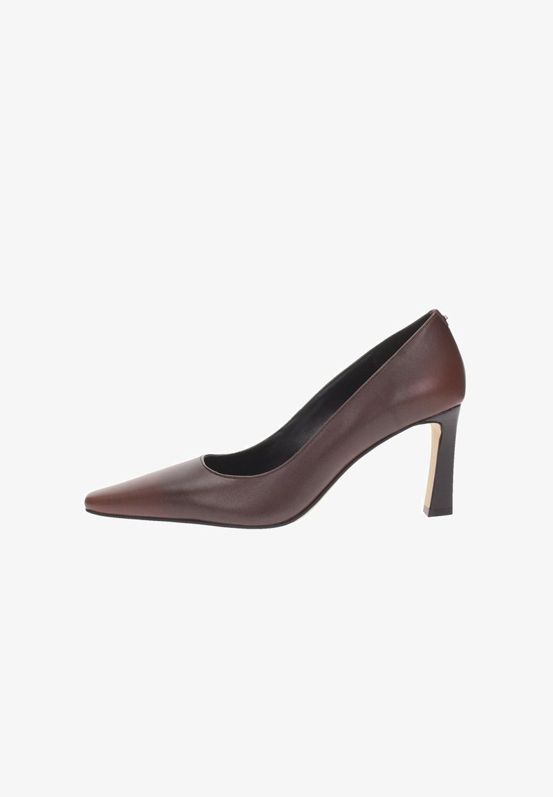 Pump in pelle marrone a punta con tacco alto sottile di altezza media, profilo laterale angolato e fodera interna nera.