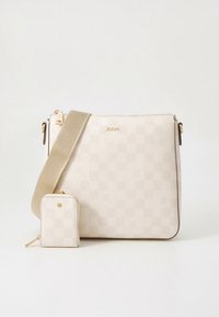 Beige ruudullinen käsilaukku, jossa on sileä pinta, kullanväriset metalliosat ja irrotettava pieni lompakko. Säädettävä hihna kätevyyttä varten.