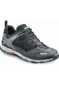 Zapato de senderismo negro y gris con parte superior texturizada, detalles en rojo y suela de goma resistente. Presenta paneles de malla y puntera reforzada.