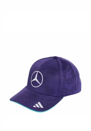 Lilla baseballkasket med broderet Mercedes-Benz-logo foran og hvidt Adidas-logo på skyggekanten med diskret blomsterprint.