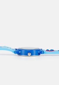 Relógio de plástico azul com mostrador redondo, lente clara e botões laterais em vermelho e azul. Apresenta uma pulseira suave que se estende a partir da caixa.
