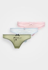 Trois ensembles de sous-vêtements pour femmes : rose pâle avec bordure en dentelle, bleu ciel avec détails en dentelle, et vert olive avec imprimé floral et nœud en accent.