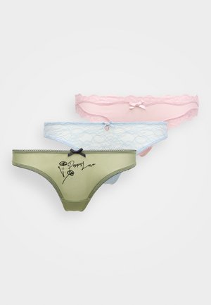 Trois ensembles de sous-vêtements pour femmes : rose pâle avec bordure en dentelle, bleu ciel avec détails en dentelle, et vert olive avec imprimé floral et nœud en accent.