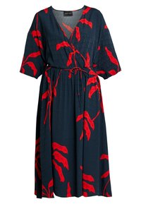 Námorně modré zavinovací šaty s krátkými rukávy, s červeným listovým vzorem a detailem vázání v pase. Vyrobeny z lehké látky s texturovaným povrchem.