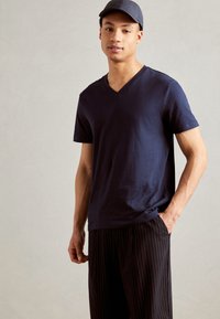 Esprit V-NECK REGULAR FIT - T-shirt - bas - navy