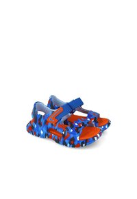 Sandalias con patrón azul y rojo, con hebilla de Velcro azul ajustable, plantillas texturizadas de color naranja y lados recortados para mayor transpirabilidad.
