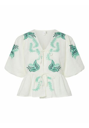 Blouse blanche avec des motifs paisley et feuilles brodés en vert, manches bouffantes, décolleté en V et fermeture à nouer à la taille.