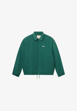 Chaqueta verde con botones, cuello, puños elásticos, dos bolsillos laterales y un pequeño logo blanco en el pecho izquierdo.