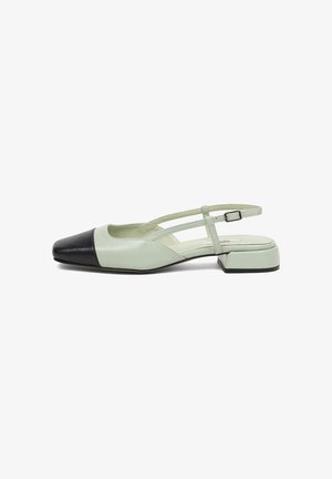 Lage hiel, twee tonen slingback schoen met zwarte puntige neus en lichtgroene leren body en verstelbare band.