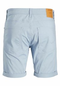 Svetle modré bavlněné šortky s ohrnutými nohavicemi, které mají dvě zadní kapsy a koženou nášivku v barvě tan na pase. Klasický design.