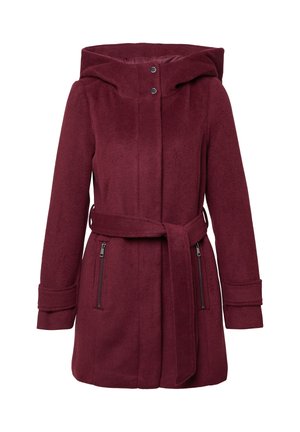 Cappotto borgogna di lunghezza media con cappuccio, realizzato in tessuto morbido. Presenta una cintura in vita e due tasche laterali con zip. Aspetto testurizzato.