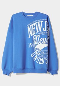 Modrá mikina s bílým tučným nápisem "New Jersey" a grafickým potiskem, žebrovanými manžetami a lemem, kulatým výstřihem, vystavená na jednoduchém pozadí.