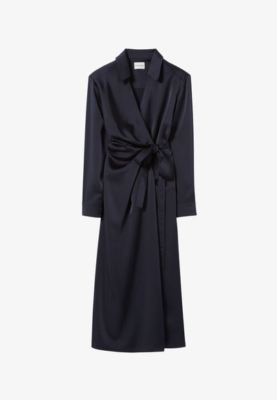 Robe portefeuille en satin bleu marine avec col, manches longues et une ceinture à la taille. Texture lisse et longueur mi-mollet.