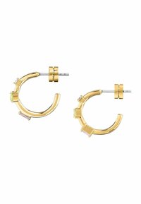 Goldene Ohrhänger mit polierter Oberfläche, verziert mit eingebetteten rechteckigen Edelsteinen in Grün und Rosa. Mit Steckverschluss für sicheren Halt.
