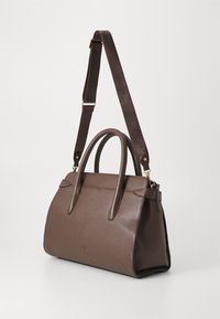 Borsa a mano in pelle marrone con una forma strutturata, doppio manico superiore e una tracolla staccabile. Presenta dettagli logo sottili e una superficie liscia.