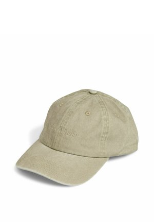 Casquette de baseball vert olive clair avec une visière courbée et un texte brodé discret « Desert Rider » sur le panneau avant.