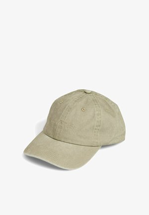 Lyse olivengrøn baseballkasket med buet skygge og diskret broderet tekst "Desert Rider" på frontpanelet.