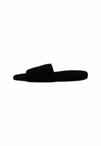 Sandalia deslizante de ante negro con punta abierta y suela plana, que presenta un diseño minimalista y una construcción sin costuras.