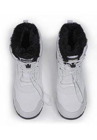 Zapatillas altas blancas con forro de piel negra en el cuello, superficie texturizada, cordones finos y suela de goma negra contrastante.