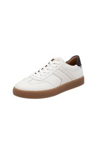 Sneaker bianco in pelle con superficie testurizzata, dettagli beige, lacci bianchi e suola in gomma marrone. Il dettaglio del tallone nero completa il design.