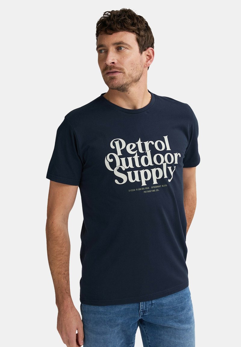Námořnické bavlněné tričko s velkým bílým potiskem "Petrol Outdoor Supply" na přední straně. Design s kulatým výstřihem, krátkými rukávy a pohodlným střihem.