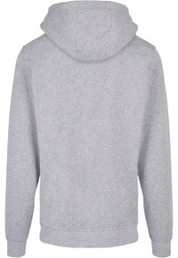 Pelēks džemperis ar kapuci un auklu, garām piedurknēm un ribotiem plaukstu galiem. Gluda tekstūra ar vienkāršu aizmugurējo dizainu, izgatavots no mīksta auduma.