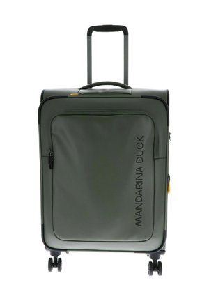Valise rigide verte avec une poche zippée à l'avant, une poignée télescopique et 4 roues pour la mobilité ; présente le logo "MANDARINA DUCK".