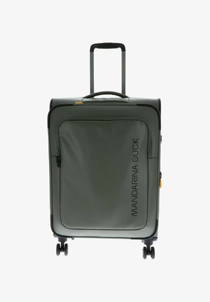 Valise rigide verte avec une poche zippée à l'avant, une poignée télescopique et 4 roues pour la mobilité ; présente le logo "MANDARINA DUCK".
