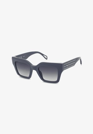 Lunettes de soleil carrées noires oversize avec verres dégradés et branches cloutées ornées d'un petit logo décoratif en métal.