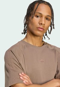 adidas Originals TEE - T-shirts basic - earth strata