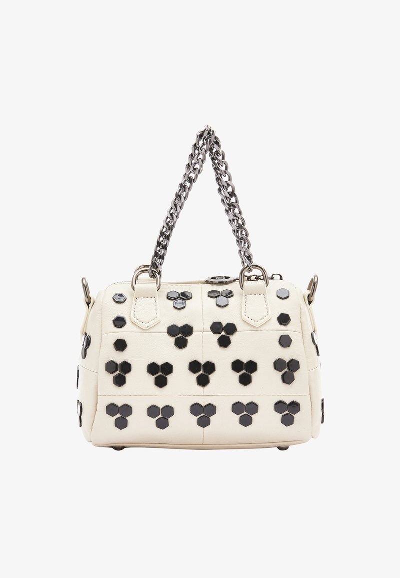 Weißes Lederhandtasche mit sechseckigen schwarzen Nieten, strukturiertem Design und metallic Kettenhandgriff. Besitzt doppelte Obergriffe und einen Reißverschluss.