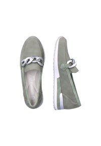 Groene suede instappers met een kettingaccent, witte rubberen zolen en een slank ontwerp. Voorzien van stiksel en een afgeronde neus.