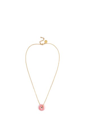 Collar de cadena dorada con un colgante redondo en forma de dona rosa y un pequeño charm circular cerca del broche sobre un fondo blanco.