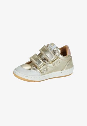 Kind gouden metallic sneaker met twee klittenband straps, witte neuskap en rubberen zool, met zijkant- en bovenzijde details.