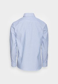 Vista trasera de una camisa de botones de manga larga a rayas verticales en azul y blanco, con puños abotonados y cuello.