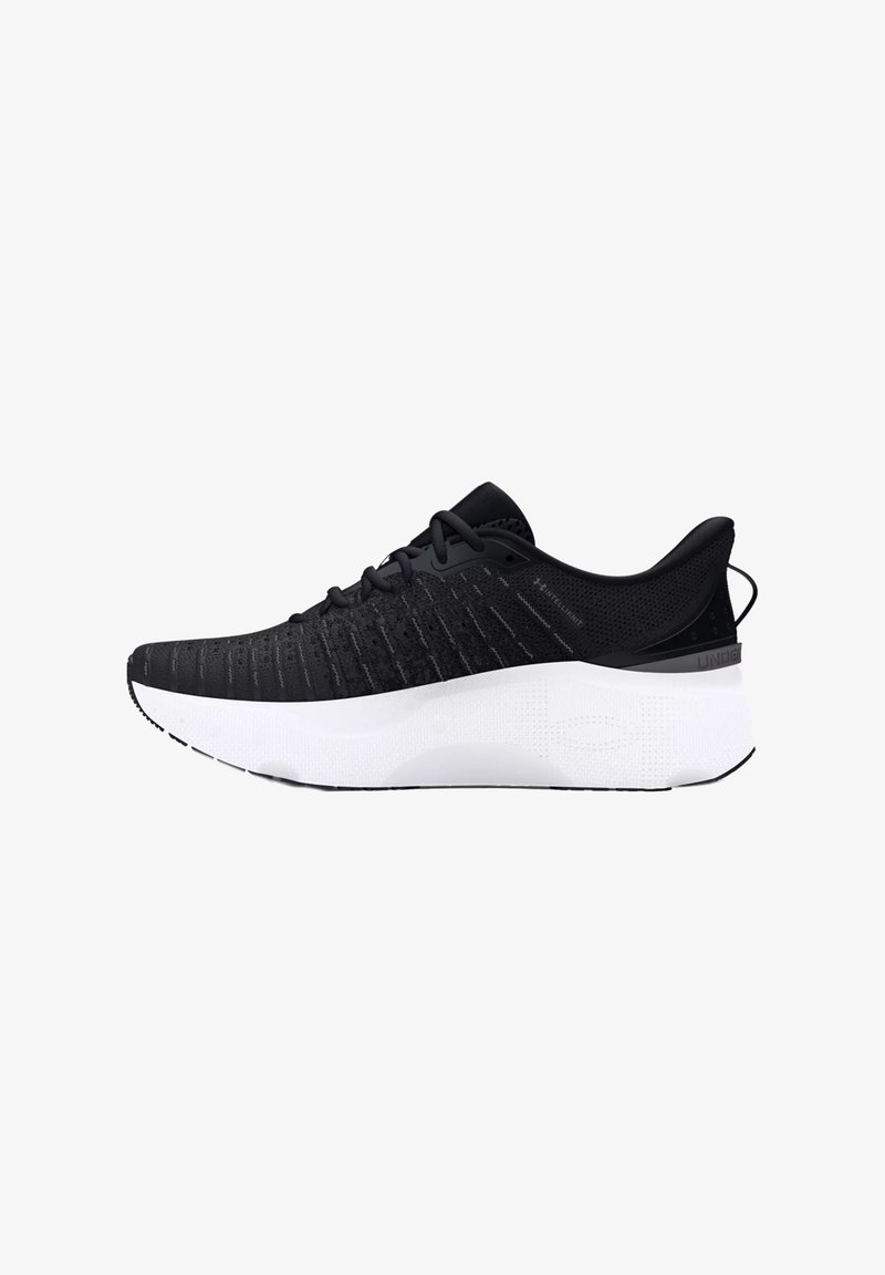 Chaussure de sport noire avec une tige en tricot texturé, semelle intercalaire blanche et semelle extérieure noire. Dispose d'un col rembourré et de lacets pour un ajustement sécurisé.