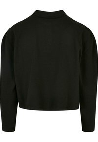 Svart, kortermet jakke laget av myk stoff. Har krage og lange ermer med en jevn, teksturert finish.